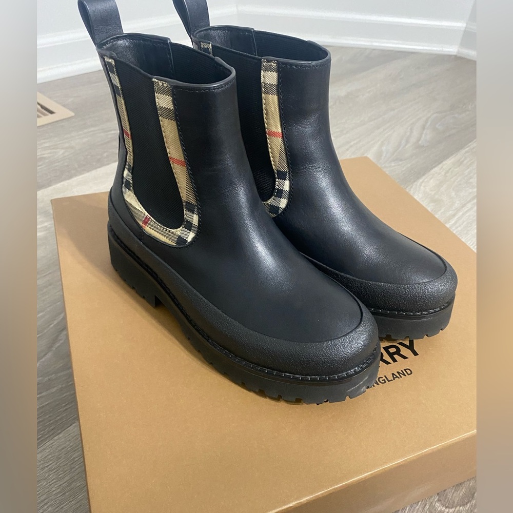 Girls Burberry Chelsea boots never worn